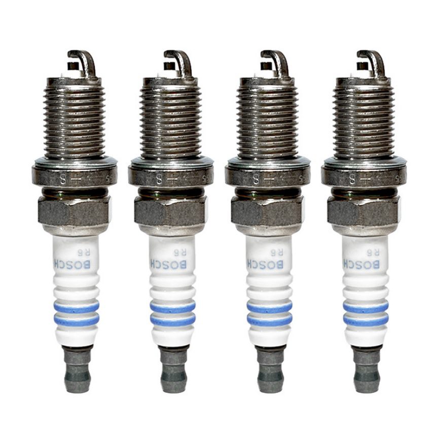 کارشناس در حال بررسی شمع KMC T8