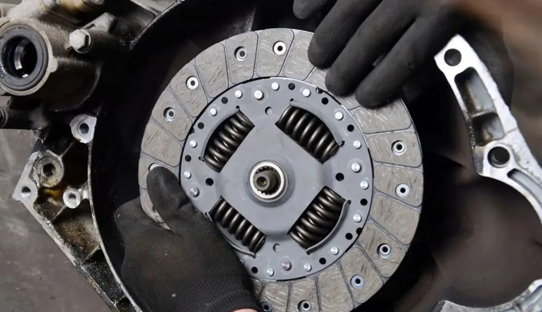  دیسک و صفحه KMC T8 در کنار دیگر لوازم خودرو