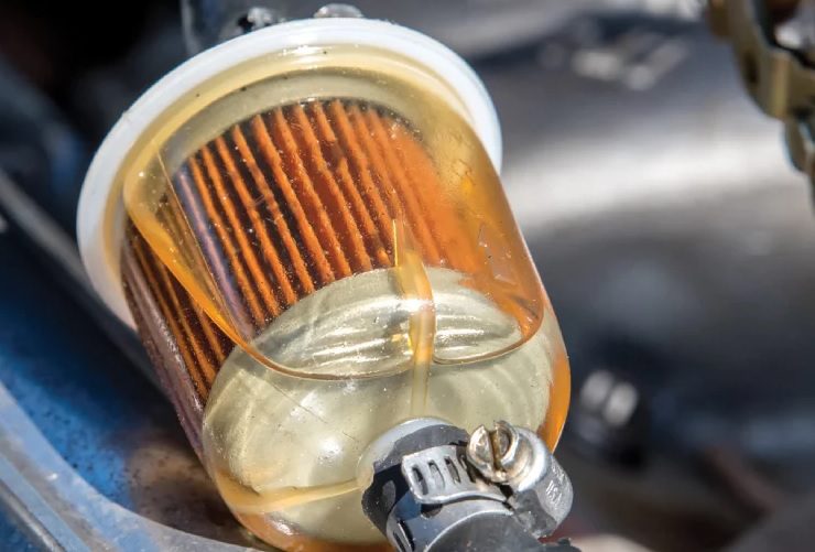 نمای نزدیک از صافی بنزین خودرو