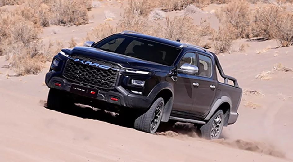 KMC در حال حرکت در مسیر آفرود