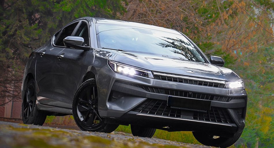 نمای زیبای یک خودرو J7 در خیابان