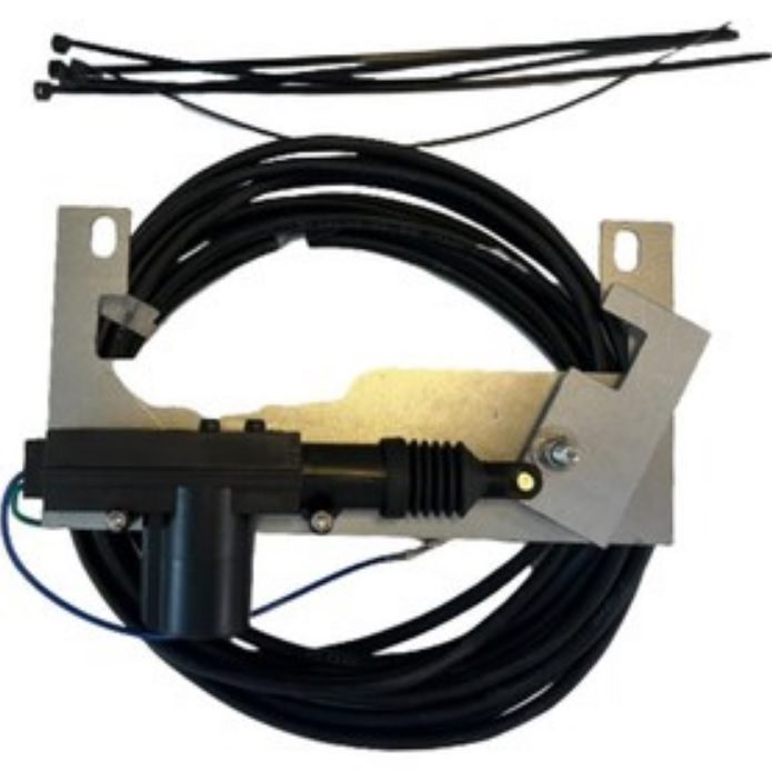 کارشناس در حال عیبیابی قفل KMC