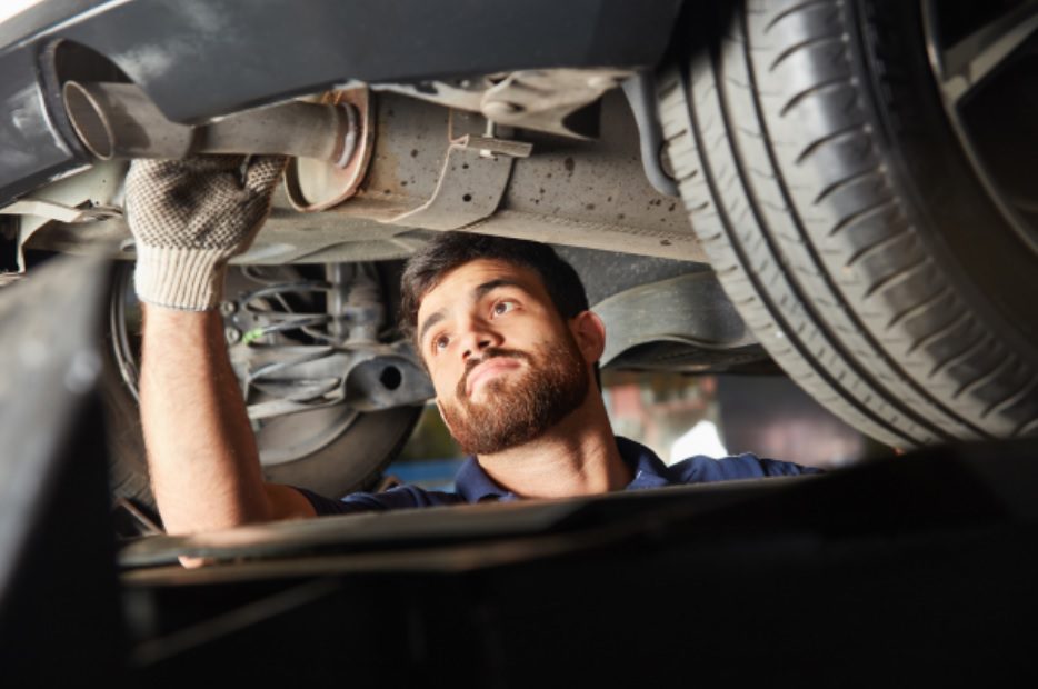 یک مکانیک در حال بررسی صدای اگزوز